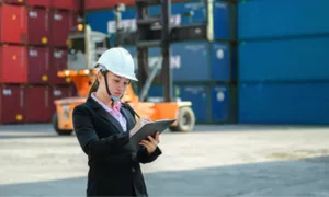 Douane-expediteur controleert douanedocumenten bij internationale verzending