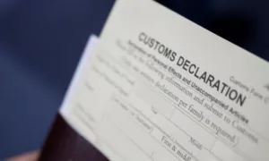 Douaneambtenaar controleert importaangifte document