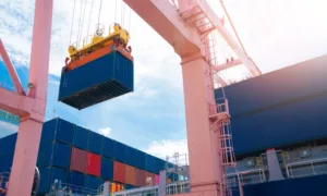 Containerkraan laadt containers in haven