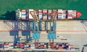 Luchtbeeld containerhaven met vrachtoperaties
