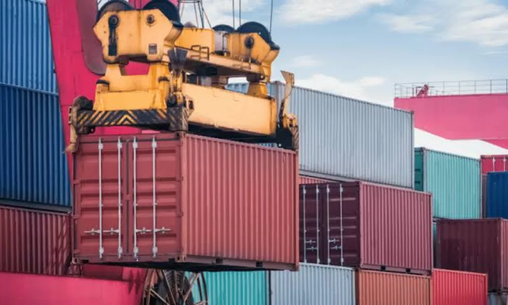 Containers op terminal met opslagkosten 